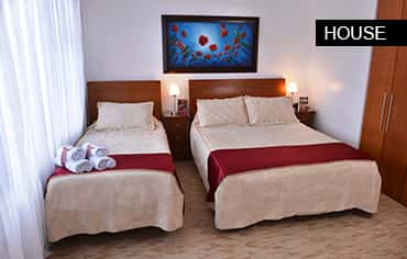 Habitación con cama doble y sencilla